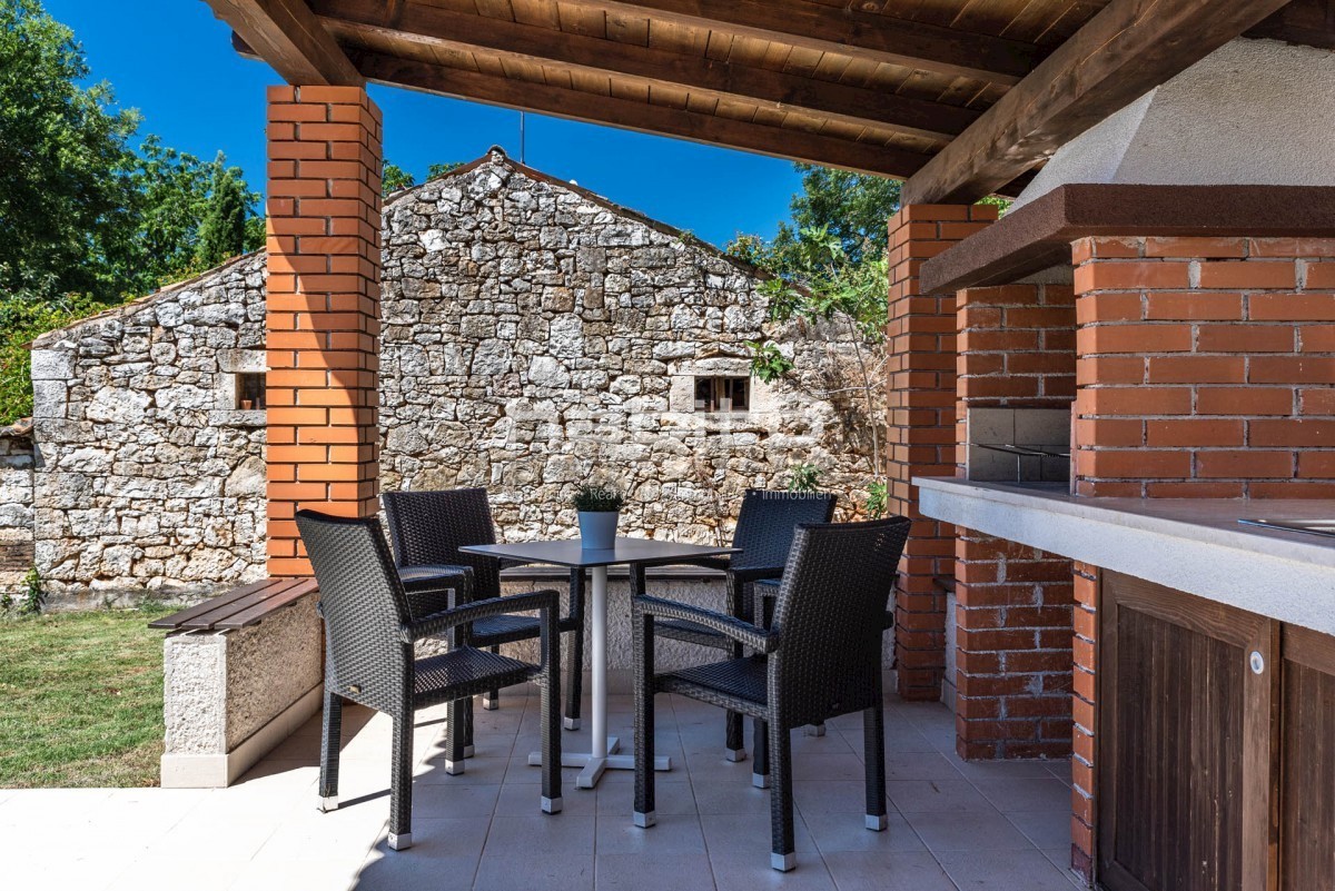 Poreč 10 km - Lepa hiša z bazenom, mirna lokacija