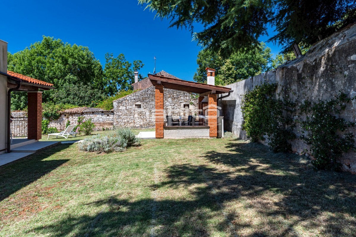 Poreč 10 km - Lepa hiša z bazenom, mirna lokacija
