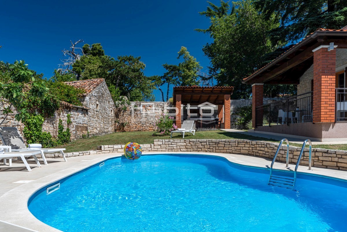 Poreč 10 km - Lepa hiša z bazenom, mirna lokacija