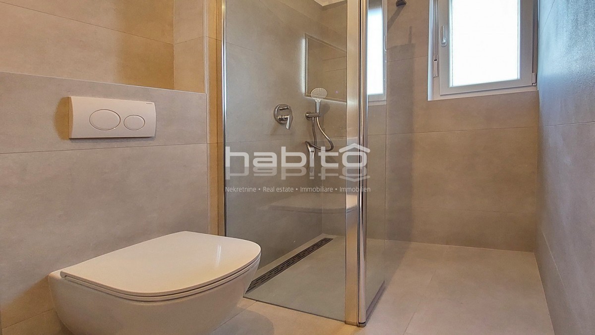 Poreč - Novo stanovanje v pritličju z vrtom, 2 spalnici, DVIGALO, 2 parkirni mesti