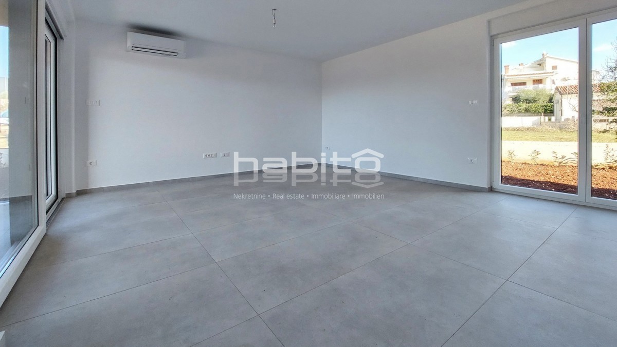 Poreč - Novo stanovanje v pritličju z vrtom, 2 spalnici, DVIGALO, 2 parkirni mesti