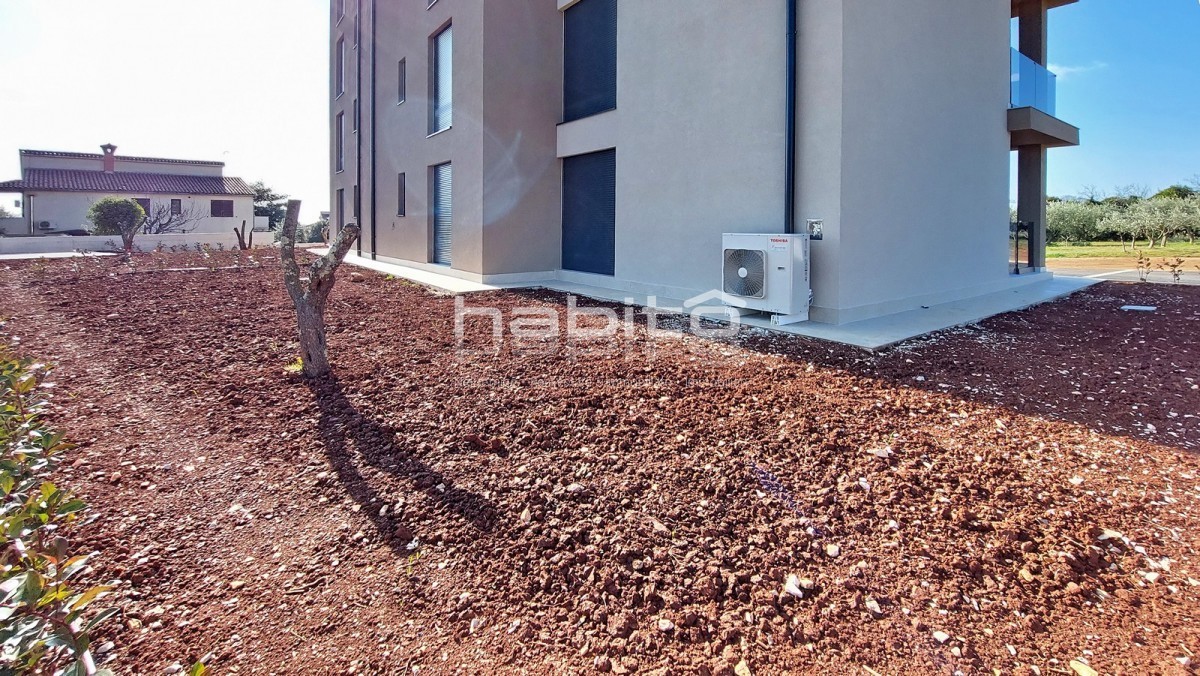 Poreč - Novo stanovanje v pritličju z vrtom, 2 spalnici, DVIGALO, 2 parkirni mesti