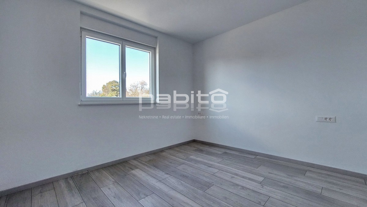 Poreč - Novo stanovanje v pritličju z vrtom, 2 spalnici, DVIGALO, 2 parkirni mesti