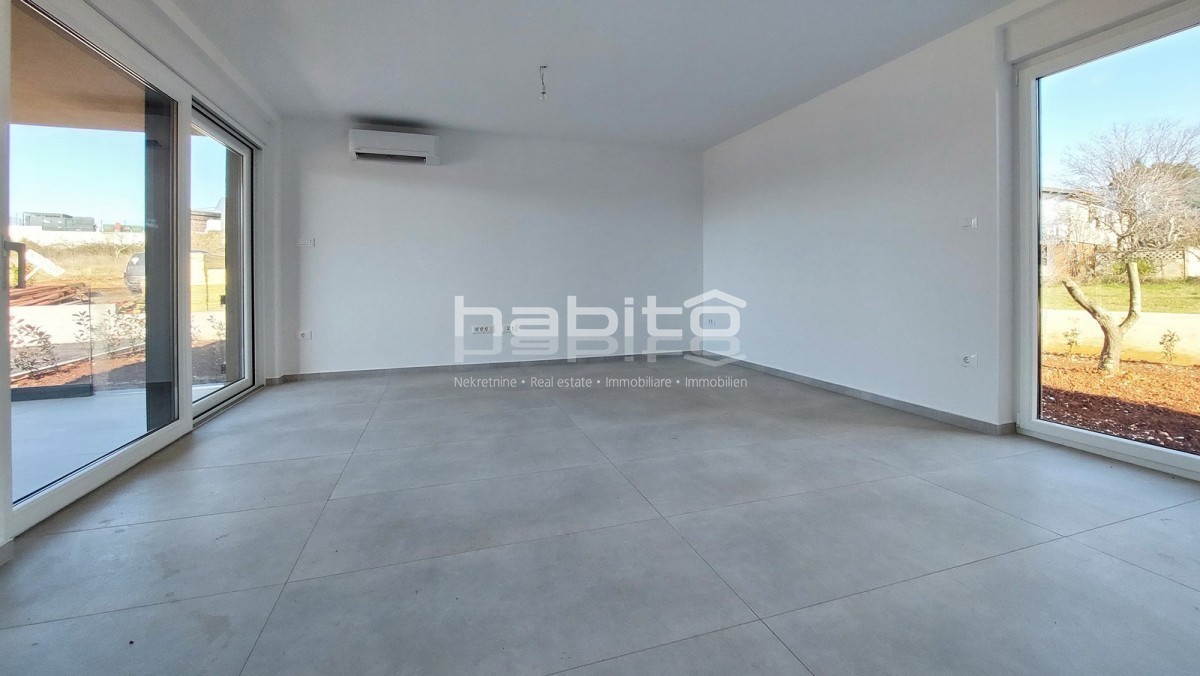 Poreč - Novo stanovanje v pritličju z vrtom, 2 spalnici, DVIGALO, 2 parkirni mesti