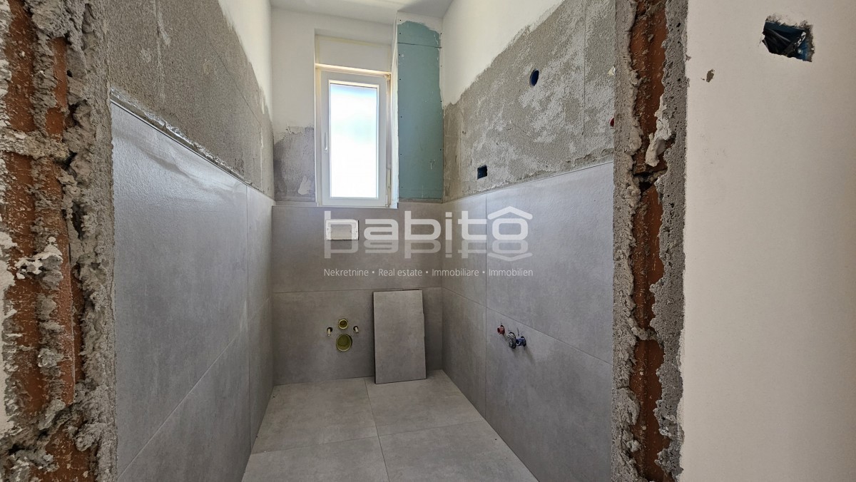 Poreč - Novo stanovanje v pritličju z vrtom, 2 spalnici, DVIGALO, 2 parkirni mesti