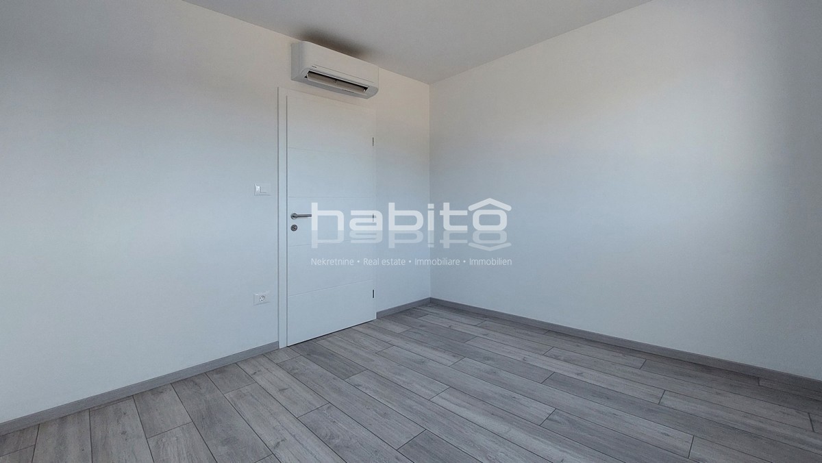 Poreč - Novo stanovanje v pritličju z vrtom, 2 spalnici, DVIGALO, 2 parkirni mesti