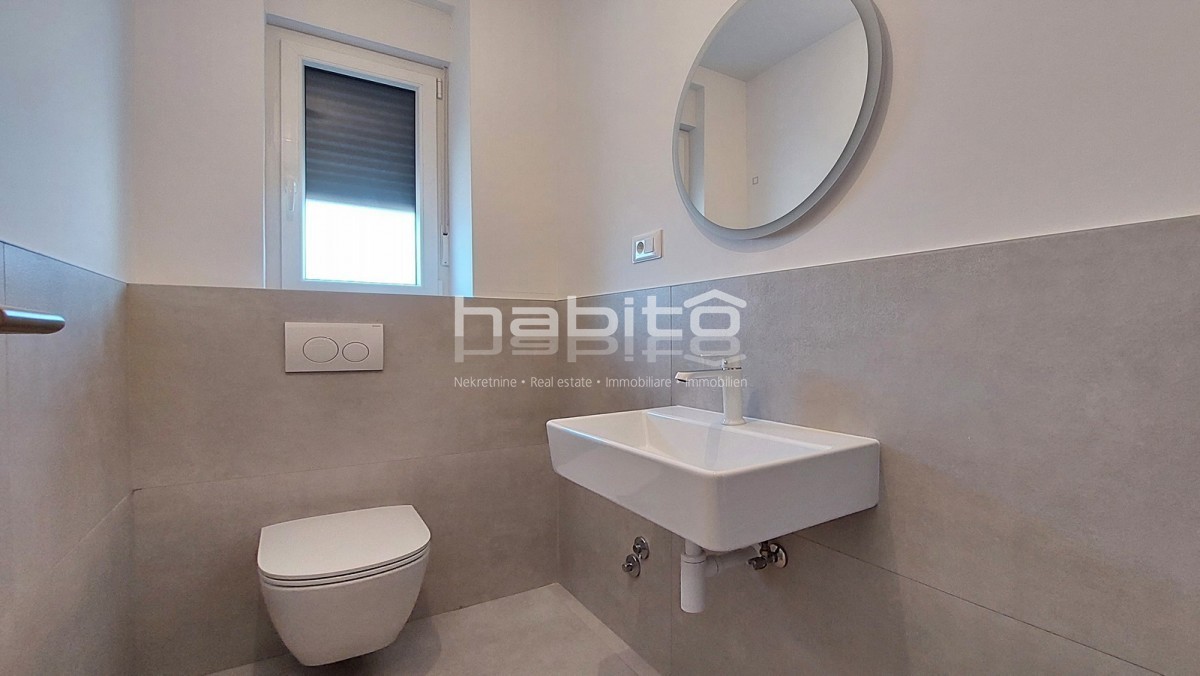 Poreč - Novo stanovanje v pritličju z vrtom, 2 spalnici, DVIGALO, 2 parkirni mesti