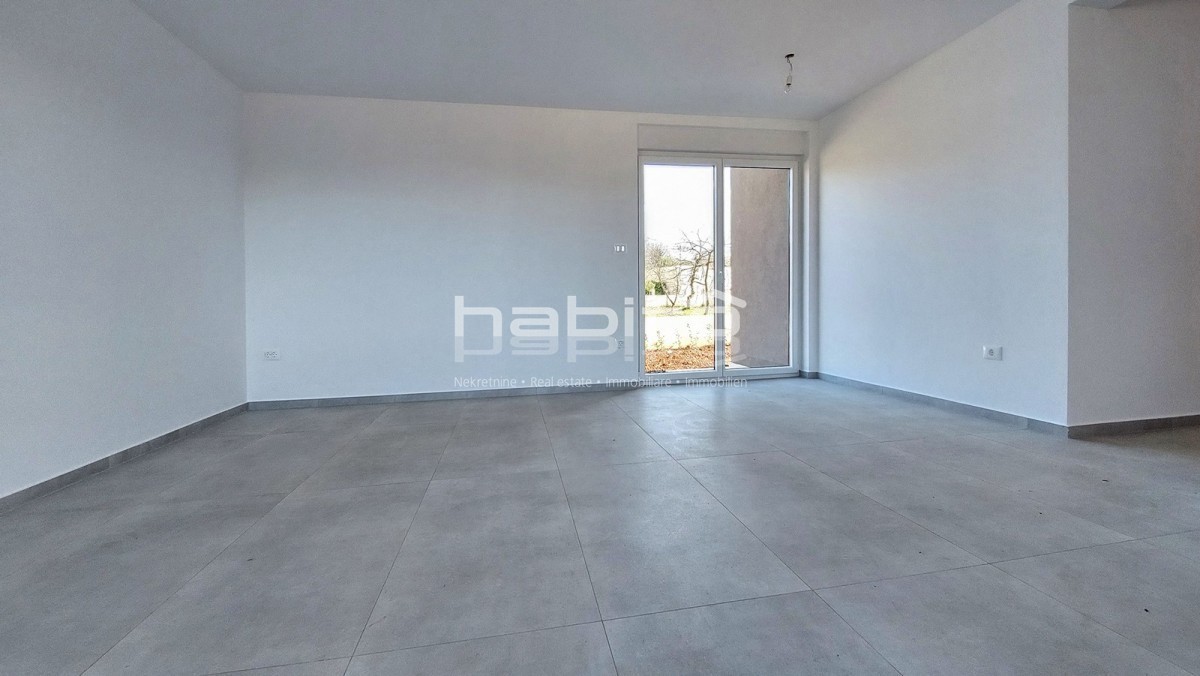 Poreč - Novo stanovanje v pritličju z vrtom, 2 spalnici, DVIGALO, 2 parkirni mesti