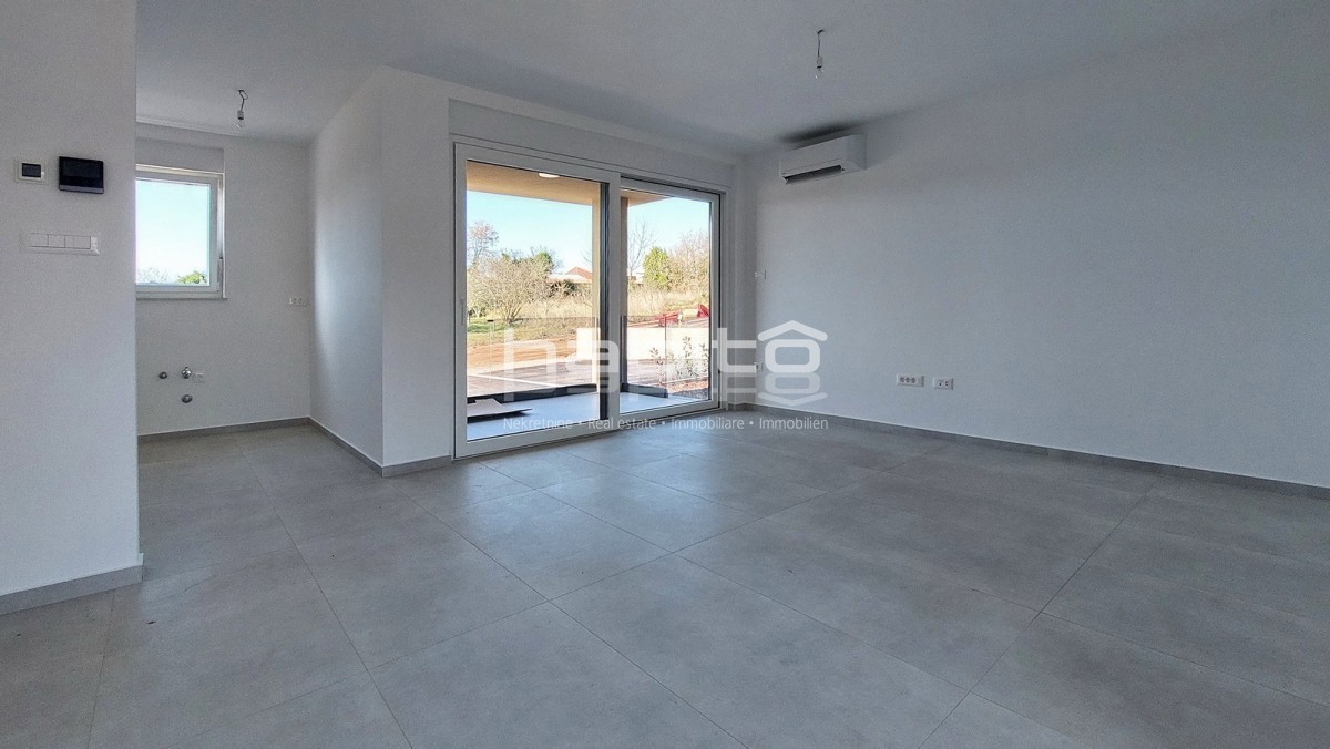 Poreč - Novo stanovanje v pritličju z vrtom, 2 spalnici, DVIGALO, 2 parkirni mesti