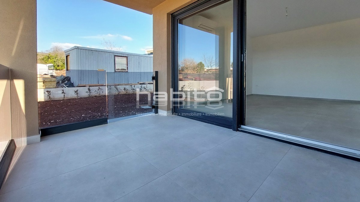 Poreč - Novo stanovanje v pritličju z vrtom, 2 spalnici, DVIGALO, 2 parkirni mesti