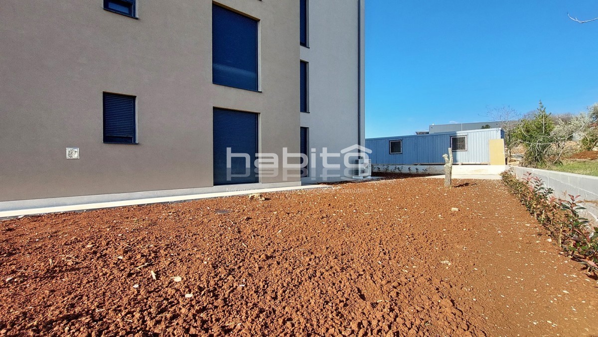 Poreč - Novo stanovanje v pritličju z vrtom, 2 spalnici, DVIGALO, 2 parkirni mesti