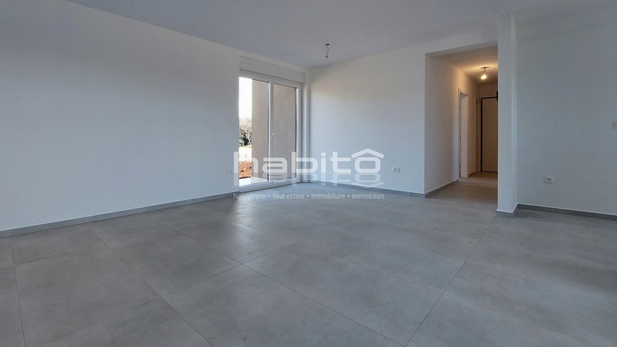 Poreč - Novo stanovanje v pritličju z vrtom, 2 spalnici, DVIGALO, 2 parkirni mesti