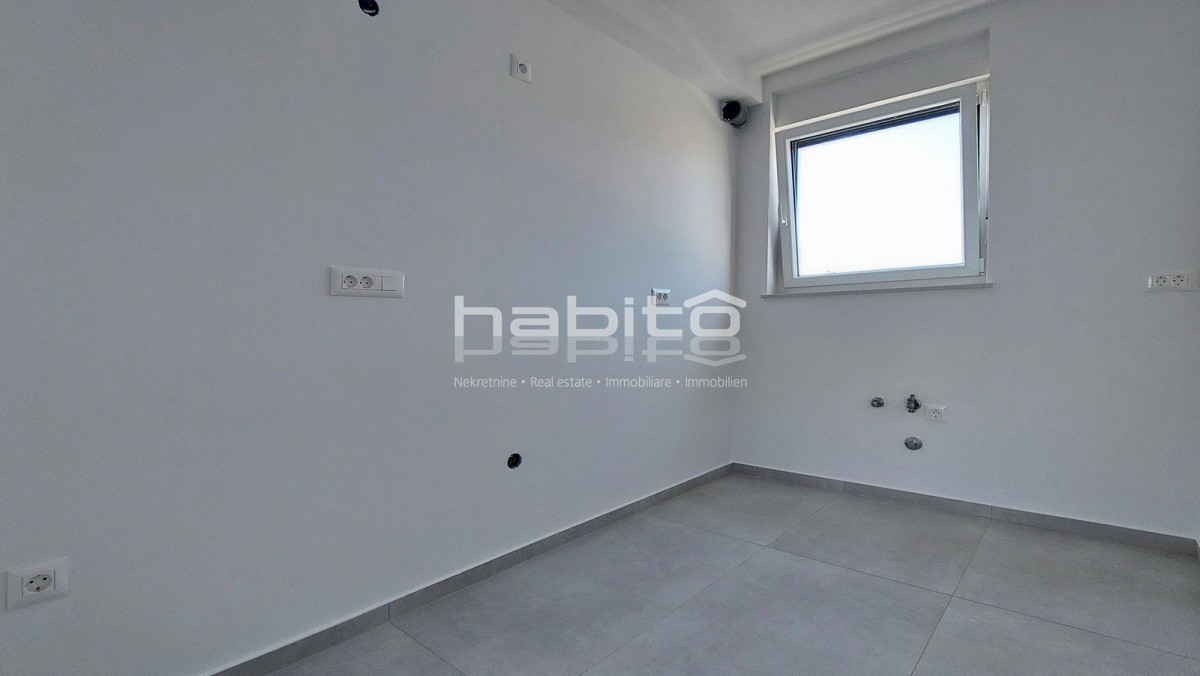 Poreč - Novo stanovanje v pritličju z vrtom, 2 spalnici, DVIGALO, 2 parkirni mesti