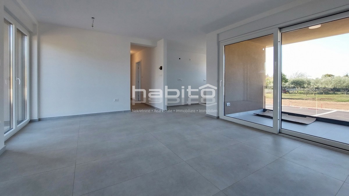 Poreč - Novo stanovanje v pritličju z vrtom, 2 spalnici, DVIGALO, 2 parkirni mesti