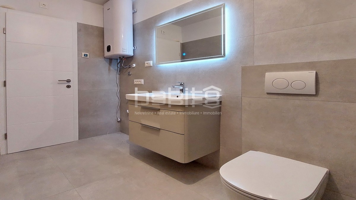 Poreč - Novo stanovanje v pritličju z vrtom, 2 spalnici, DVIGALO, 2 parkirni mesti