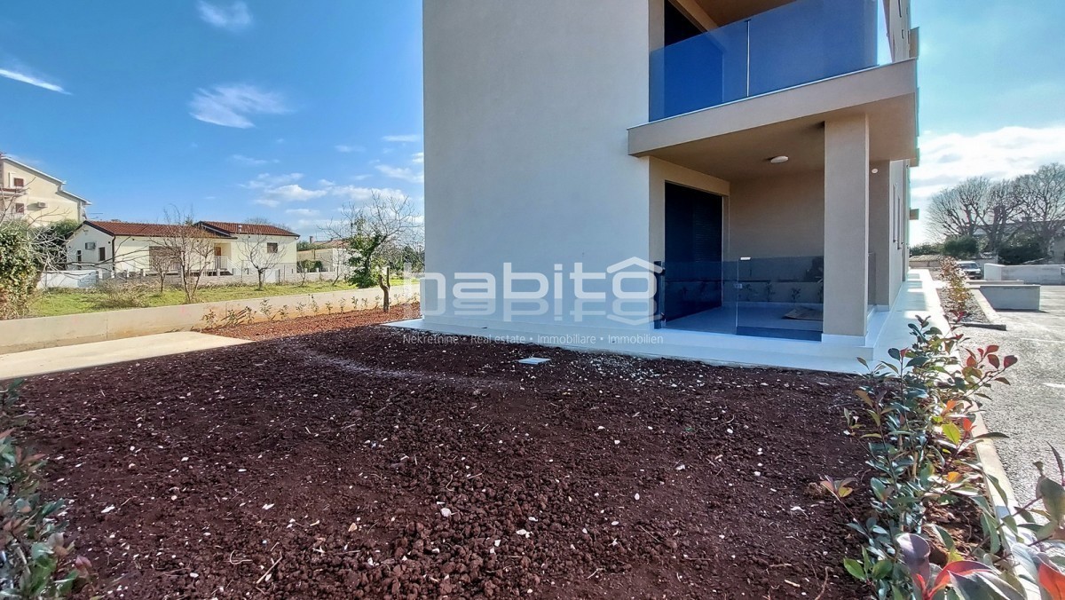 Poreč - Novo stanovanje v pritličju z vrtom, 2 spalnici, DVIGALO, 2 parkirni mesti