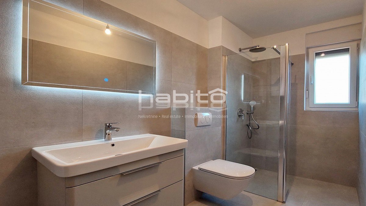 Poreč - Novo stanovanje v pritličju z vrtom, 2 spalnici, DVIGALO, 2 parkirni mesti