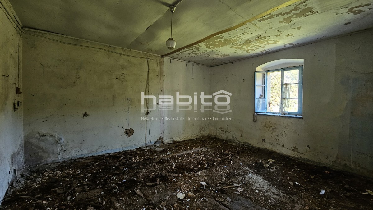 Kamnita hiša s projektom za vilo z bazenom – 250m od centra, 10km od morja