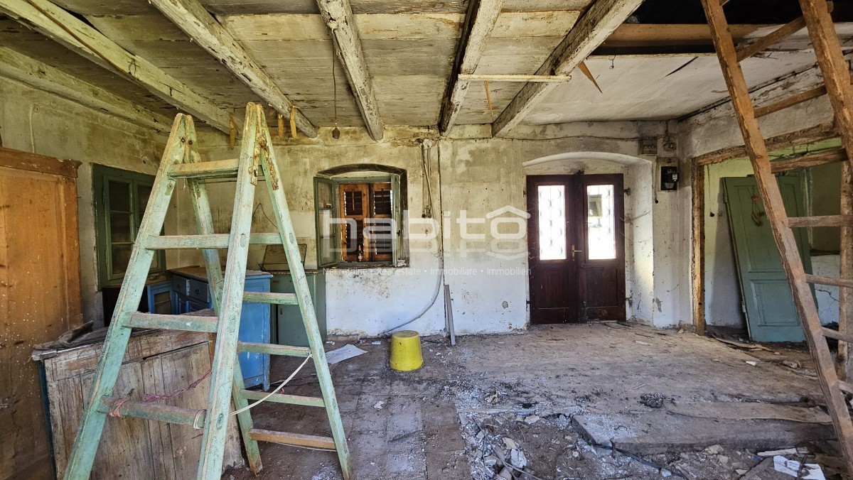 Kamnita hiša s projektom za vilo z bazenom – 250m od centra, 10km od morja