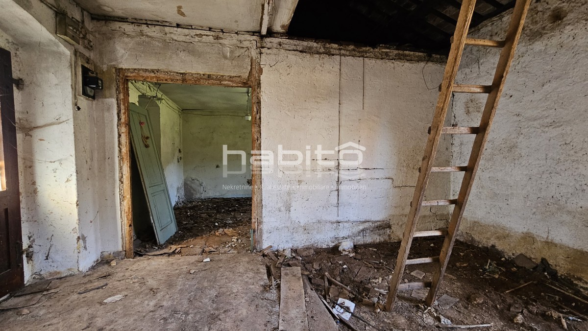 Kamnita hiša s projektom za vilo z bazenom – 250m od centra, 10km od morja