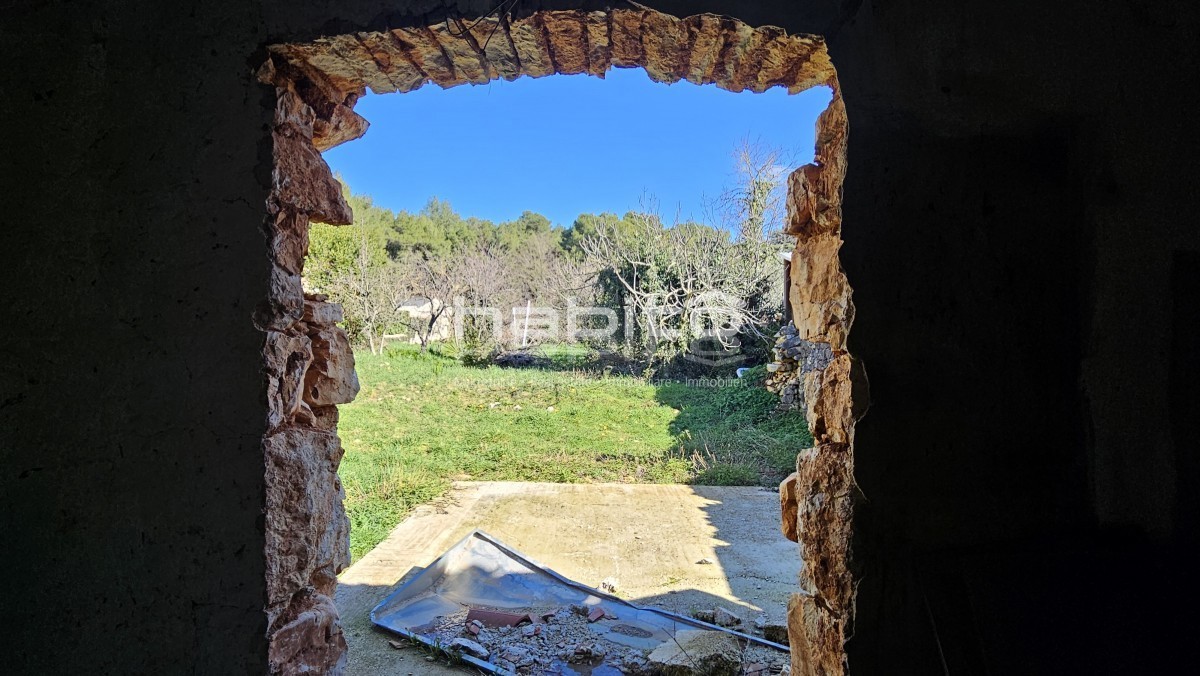 Kamnita hiša s projektom za vilo z bazenom – 250m od centra, 10km od morja