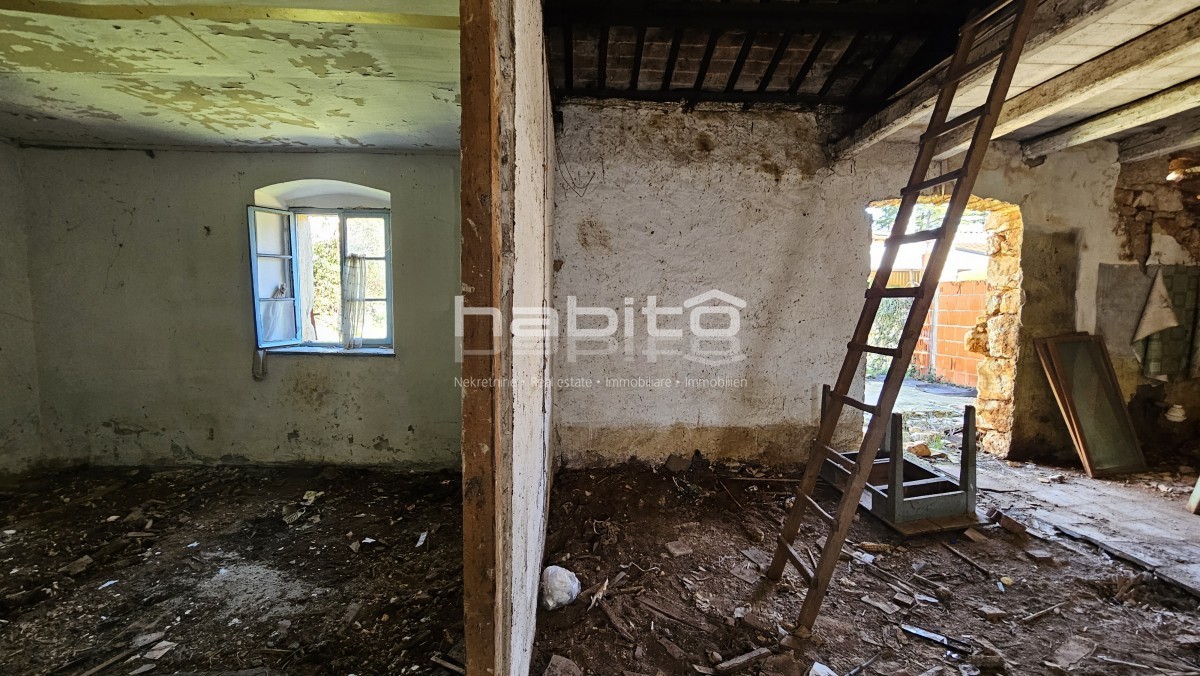 Kamnita hiša s projektom za vilo z bazenom – 250m od centra, 10km od morja