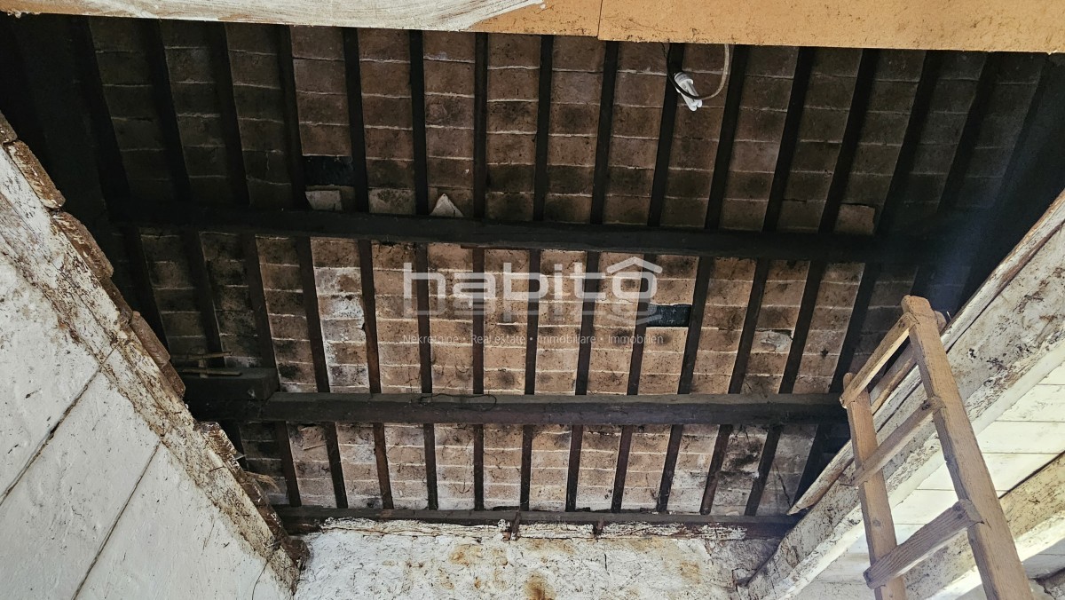 Kamnita hiša s projektom za vilo z bazenom – 250m od centra, 10km od morja