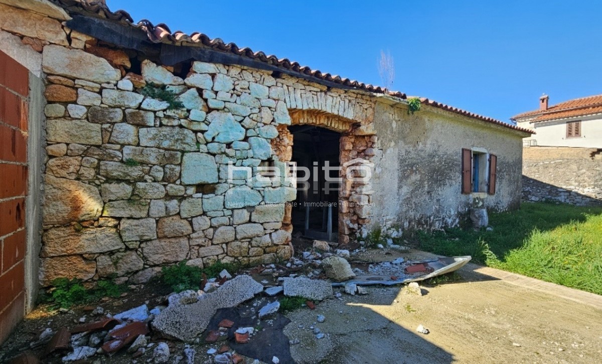 Kamnita hiša s projektom za vilo z bazenom – 250m od centra, 10km od morja