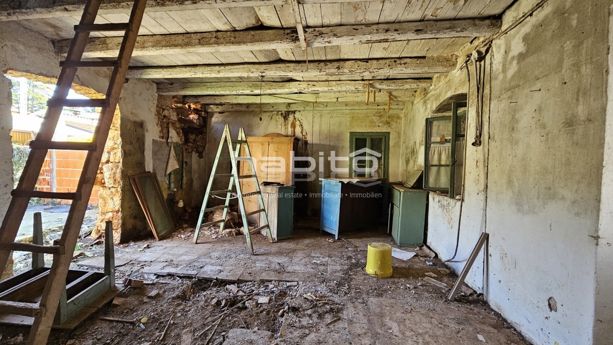 Kamnita hiša s projektom za vilo z bazenom – 250m od centra, 10km od morja