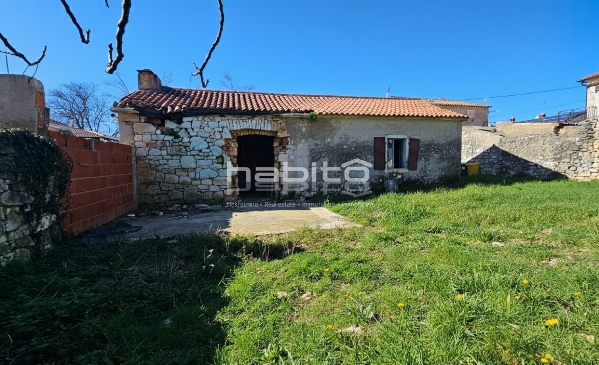 Kamnita hiša s projektom za vilo z bazenom – 250m od centra, 10km od morja