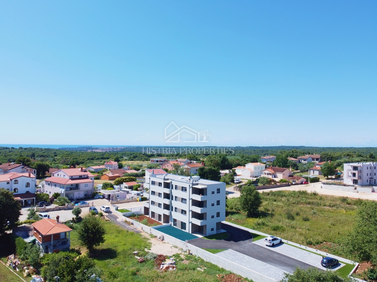 Stanovanje z dvigalom v moderni stavbi 3,5 km od urejene plaže