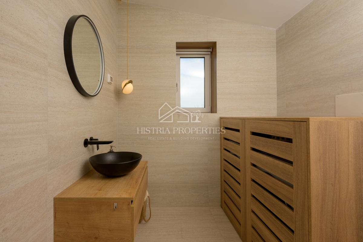 Izjemno ekonomična, pametna in prostorna vila na robu mesta z bogatimi ugodnostmi in vrhunskim pohištvom