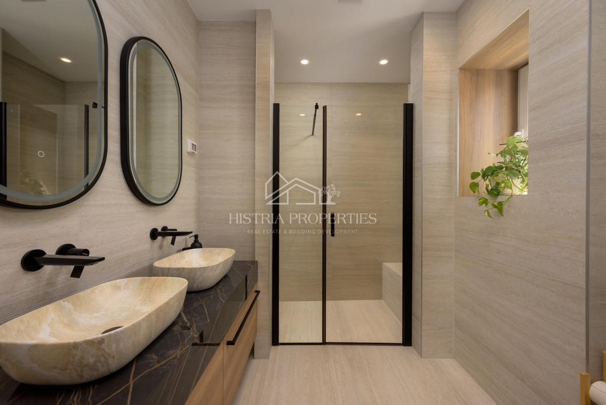 Izjemno ekonomična, pametna in prostorna vila na robu mesta z bogatimi ugodnostmi in vrhunskim pohištvom