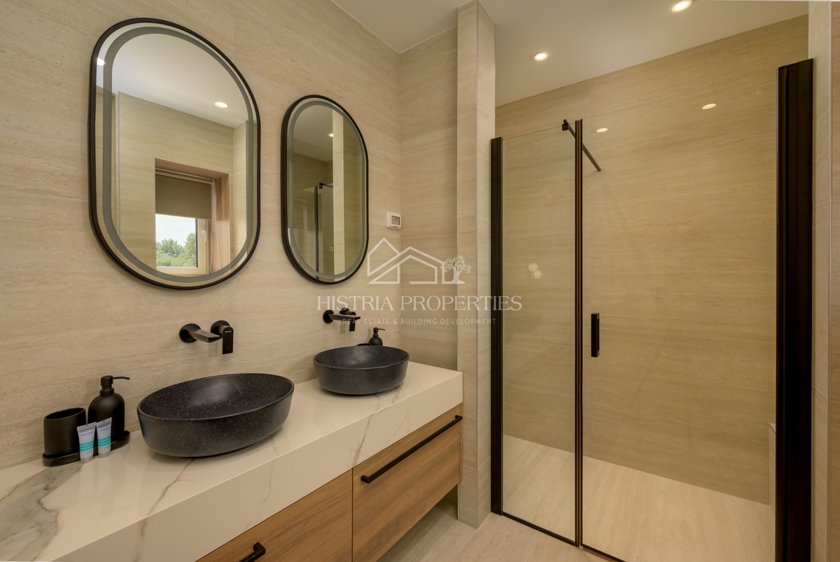 Izjemno ekonomična, pametna in prostorna vila na robu mesta z bogatimi ugodnostmi in vrhunskim pohištvom