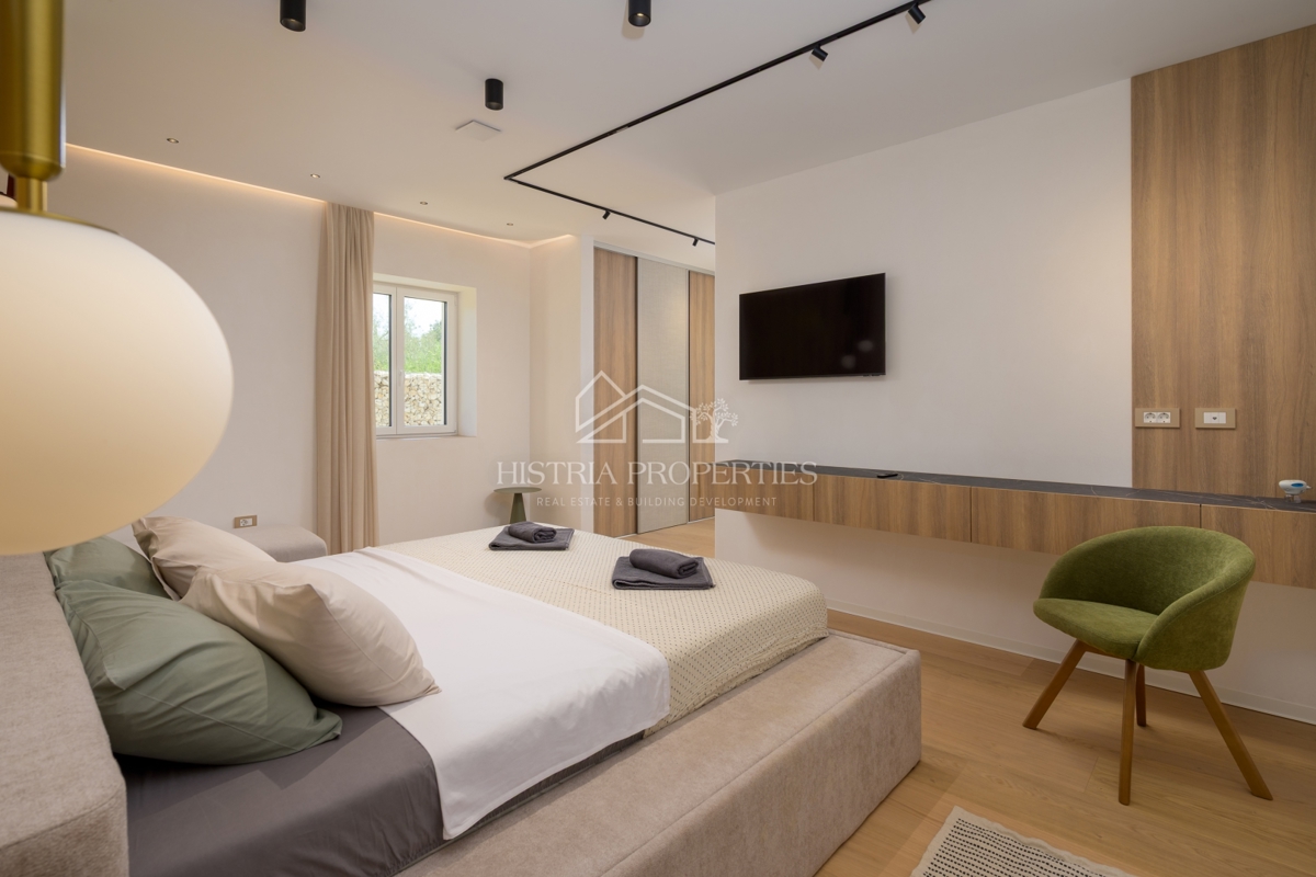 Izjemno ekonomična, pametna in prostorna vila na robu mesta z bogatimi ugodnostmi in vrhunskim pohištvom