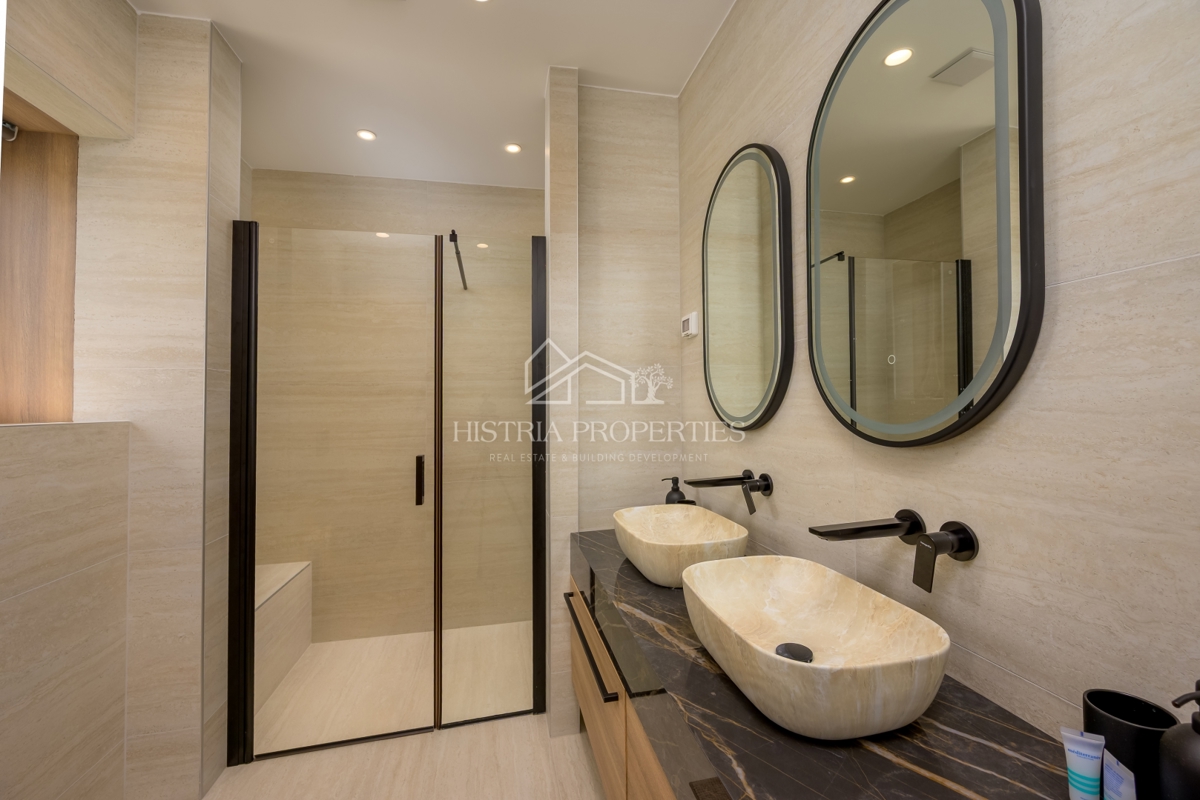 Izjemno ekonomična, pametna in prostorna vila na robu mesta z bogatimi ugodnostmi in vrhunskim pohištvom