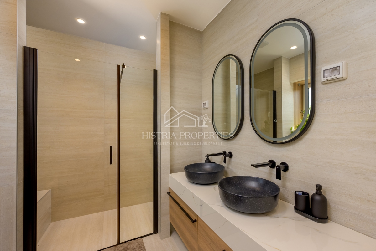 Izjemno ekonomična, pametna in prostorna vila na robu mesta z bogatimi ugodnostmi in vrhunskim pohištvom