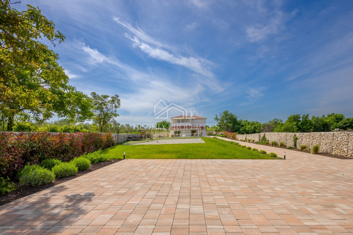 Izjemno ekonomična, pametna in prostorna vila na robu mesta z bogatimi ugodnostmi in vrhunskim pohištvom