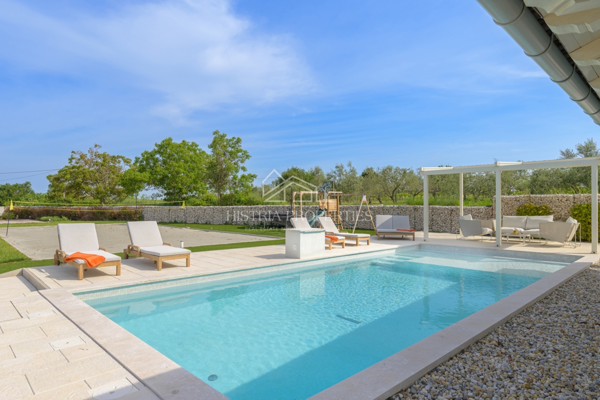 Izjemno ekonomična, pametna in prostorna vila na robu mesta z bogatimi ugodnostmi in vrhunskim pohištvom