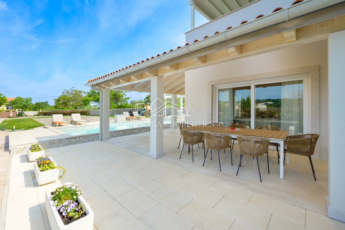 Izjemno ekonomična, pametna in prostorna vila na robu mesta z bogatimi ugodnostmi in vrhunskim pohištvom