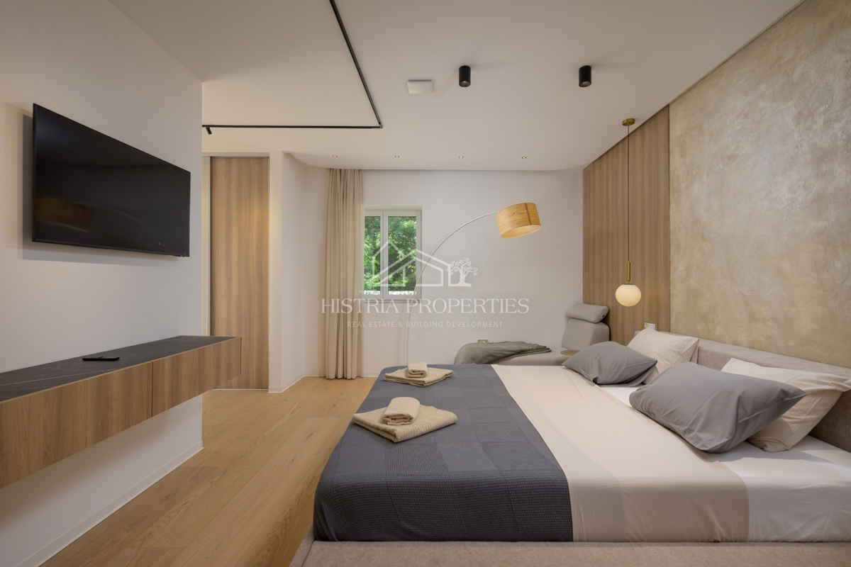 Izjemno ekonomična, pametna in prostorna vila na robu mesta z bogatimi ugodnostmi in vrhunskim pohištvom