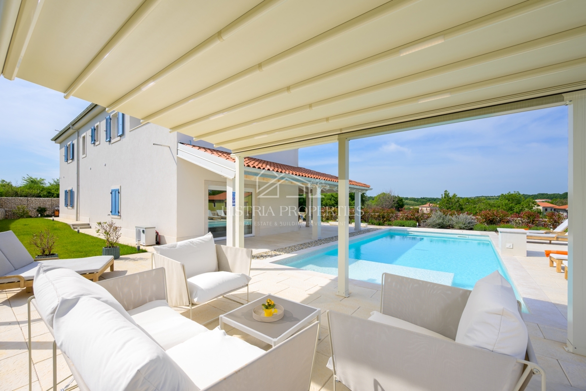 Izjemno ekonomična, pametna in prostorna vila na robu mesta z bogatimi ugodnostmi in vrhunskim pohištvom