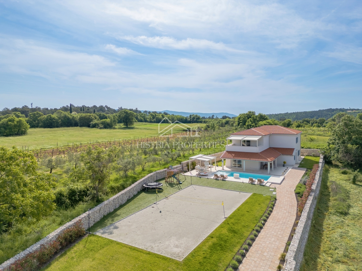 Izjemno ekonomična, pametna in prostorna vila na robu mesta z bogatimi ugodnostmi in vrhunskim pohištvom