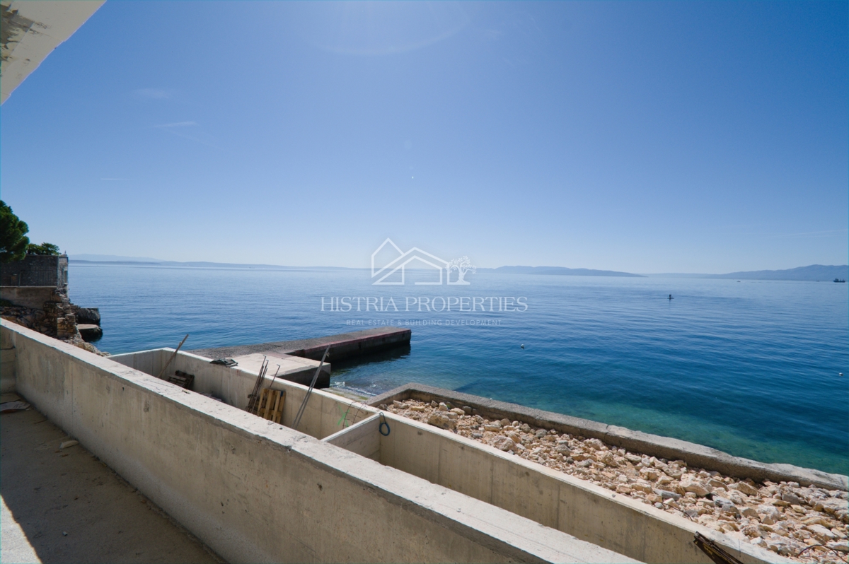 Pametna stavba in stanovanje po ugodni ceni na sanjski lokaciji, 1. vrsta do morja