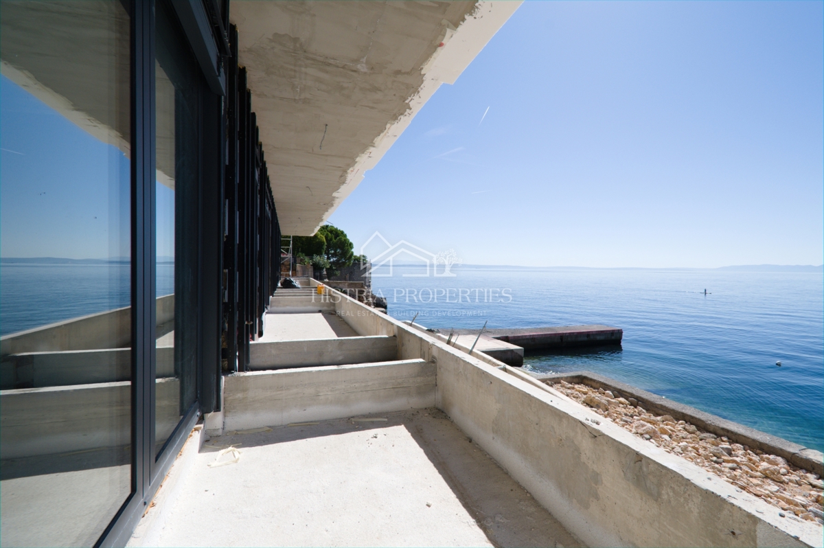 Pametna stavba in stanovanje po ugodni ceni na sanjski lokaciji, 1. vrsta do morja