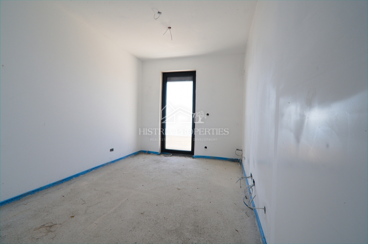 Pametna stavba in stanovanje po ugodni ceni na sanjski lokaciji, 1. vrsta do morja