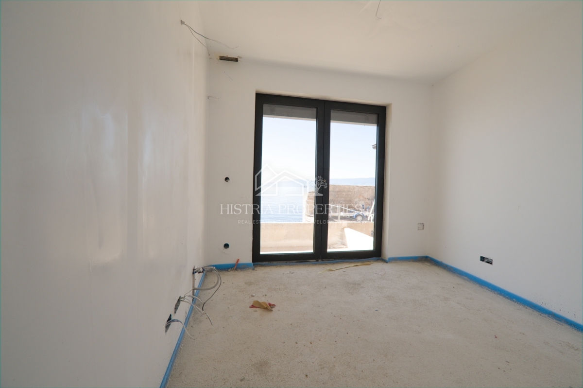 Pametna stavba in stanovanje po ugodni ceni na sanjski lokaciji, 1. vrsta do morja