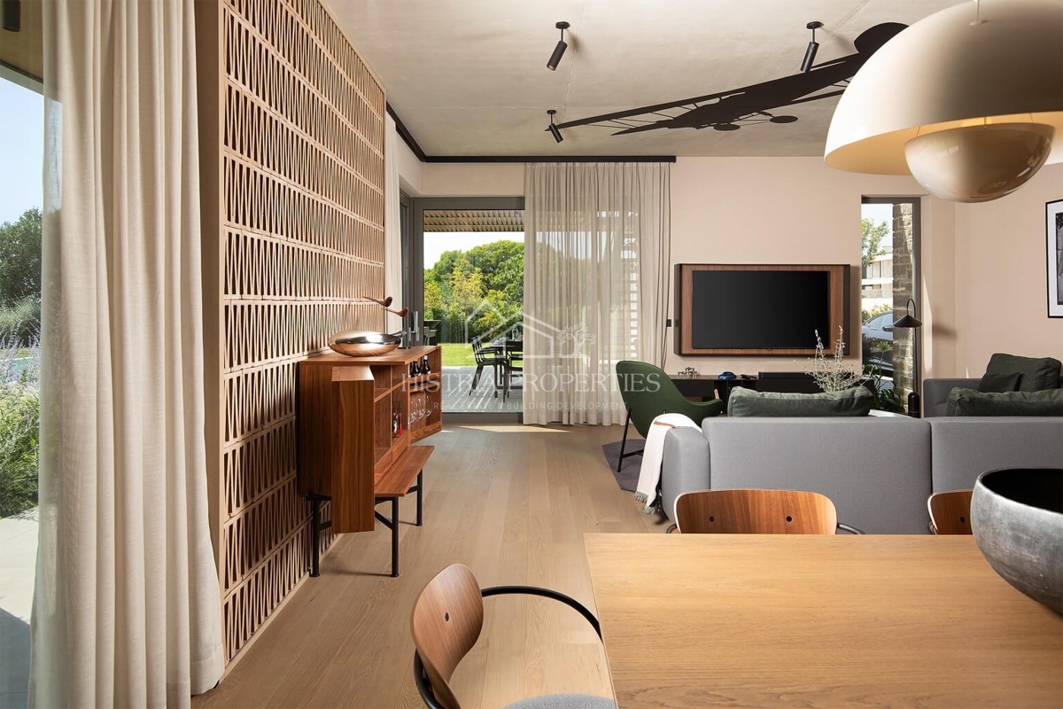 Sodobna arhitekturna zasnova in hiša, ki vas bo za trenutek ustavila z osupljivim razgledom na Brionske otoke