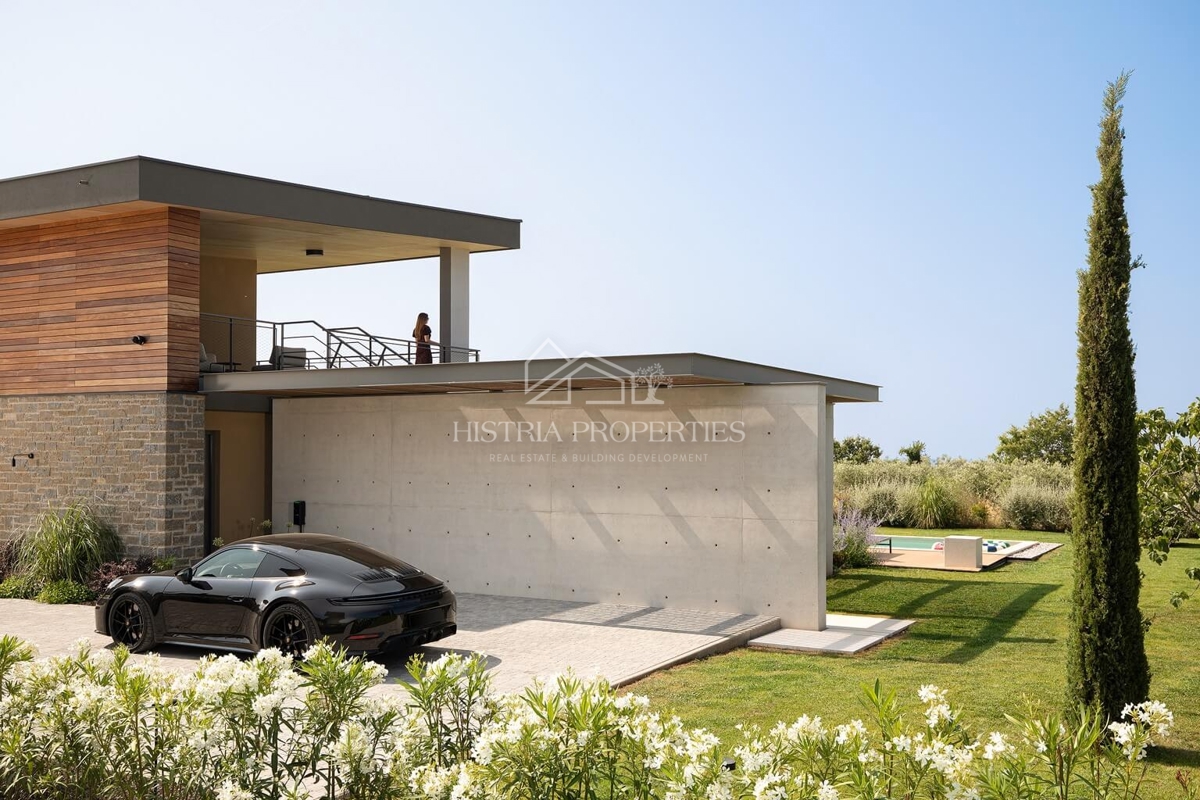 Sodobna arhitekturna zasnova in hiša, ki vas bo za trenutek ustavila z osupljivim razgledom na Brionske otoke