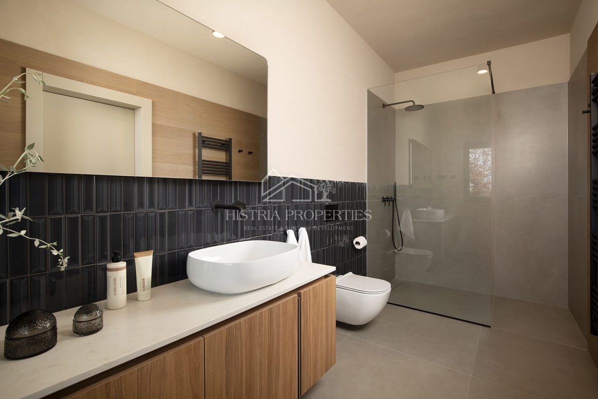 Sodobna arhitekturna zasnova in hiša, ki vas bo za trenutek ustavila z osupljivim razgledom na Brionske otoke